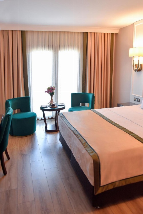 Golden Lake Hotel image 3